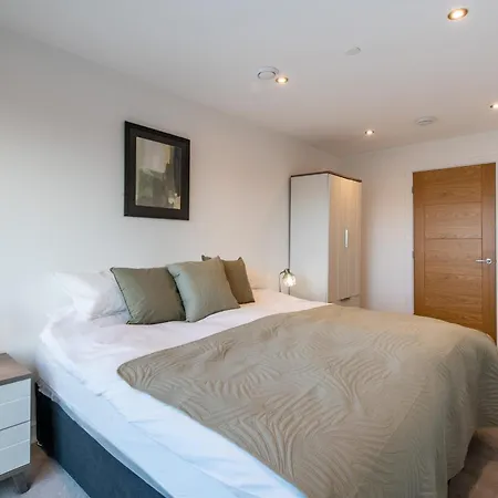 1 Bedroom Flat Prime Spot Near Station, Shops & Culture *