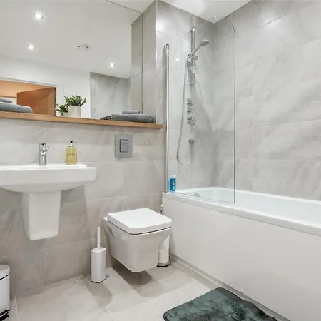 1 Bedroom Flat Prime Spot Near Station, Shops & Culture