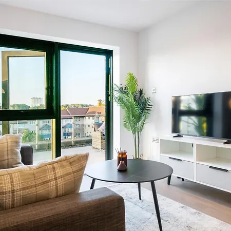 1 Bedroom Flat Prime Spot Near Station, Shops & Culture Apartment