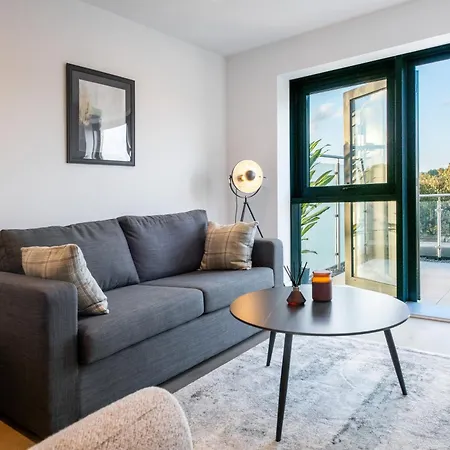 Apartment 1 Bedroom Flat Prime Spot Near Station, Shops & Culture