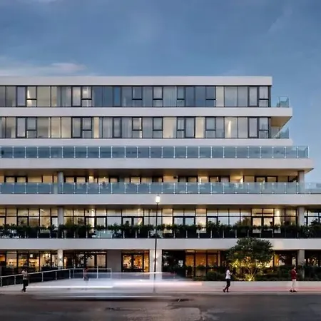 1 Bedroom Flat Prime Spot Near Station, Shops & Culture Apartment *