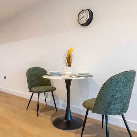 1 Bedroom Flat Prime Spot Near Station, Shops & Culture Apartment *